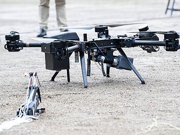 Drohne der Bundespolizei und abgefangene Drohne im Netz