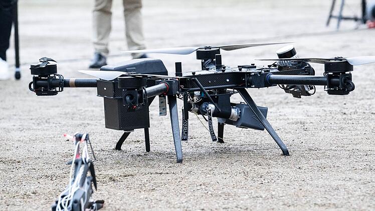 Drohne der Bundespolizei und abgefangene Drohne im Netz