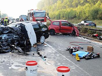 Bei einem schweren Unfall sind am Dienstag eine Geisterfahrerin, ihre siebenjährige Tochter und ihr 25-jähriger Unfallgegner ums Leben gekommen. Die Autobahn 73 musste zwischen Hirschaid und Bamberg stundenlang gesperrt werden. Foto: Ronald Rinklef