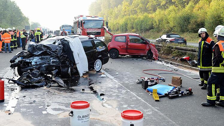 Bei einem schweren Unfall sind am Dienstag eine Geisterfahrerin, ihre siebenjährige Tochter und ihr 25-jähriger Unfallgegner ums Leben gekommen. Die Autobahn 73 musste zwischen Hirschaid und Bamberg stundenlang gesperrt werden. Foto: Ronald Rinklef