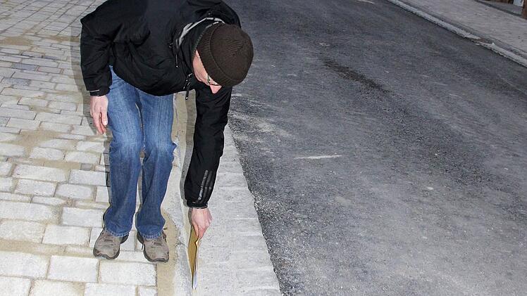 Das ist die Grenze zwischen Anteil des Staates und der Stadt, wie Bauamtsleiter Lang an der Regenrinne zeigte.