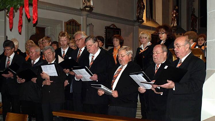 Den Gregorianischen Choral "Rorate Coeli" brachte die Männerschola mit ihrem Solisten Walter Klose (re) zu Gehör.