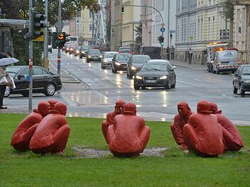 Werden die "roten Männla" zu Bambergern? Viele haben die Installation "Meeting" von Wang Shugang, die noch am Schönleinsplatz steht, ins Herz geschlossen. Foto: Ronald Rinklef