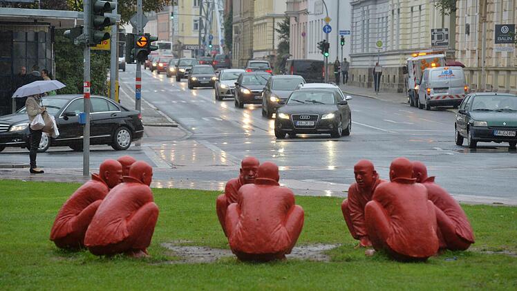 Werden die "roten Männla" zu Bambergern? Viele haben die Installation "Meeting" von Wang Shugang, die noch am Schönleinsplatz steht, ins Herz geschlossen. Foto: Ronald Rinklef