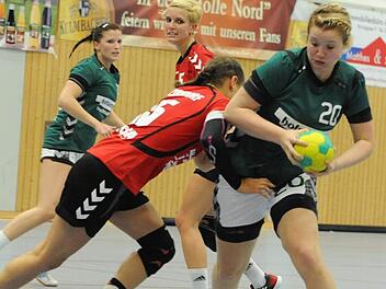 Schwer zu halten: Frenzy Geis (rechts) von der SG Garitz/Nüdlingen lässt sich am Kreis auch nicht von der Zirndorferin Iris Blankenship aus der Fassung bringen. Foto: Hopf