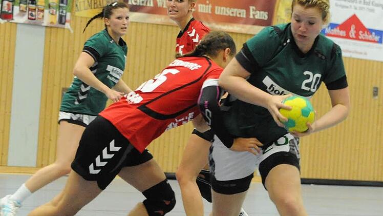 Schwer zu halten: Frenzy Geis (rechts) von der SG Garitz/Nüdlingen lässt sich am Kreis auch nicht von der Zirndorferin Iris Blankenship aus der Fassung bringen. Foto: Hopf