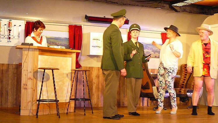 Die Polizei schreitet ein, alle tun ganz unschuldig. Foto: Klaus-Peter Wulf