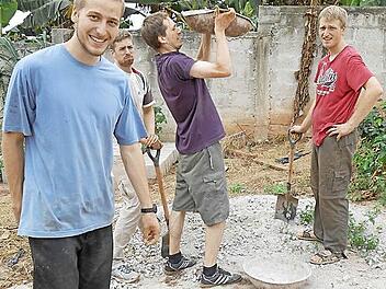 Beim Bau einer Schule legten die jungen Leute von Schif tüchtig mit Hand an. Foto: privat
