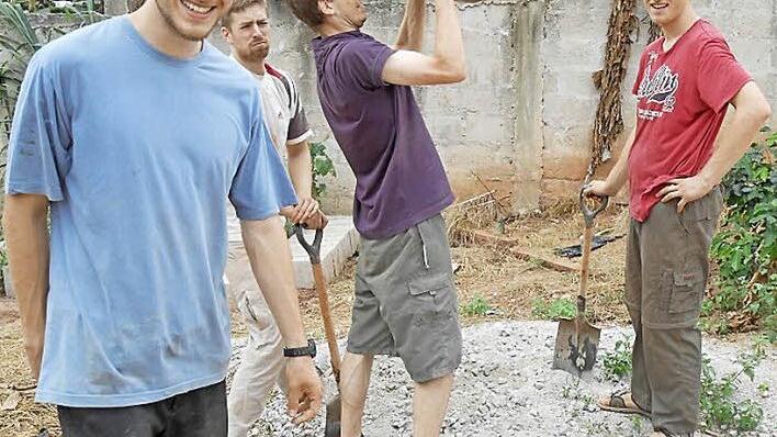 Beim Bau einer Schule legten die jungen Leute von Schif tüchtig mit Hand an. Foto: privat
