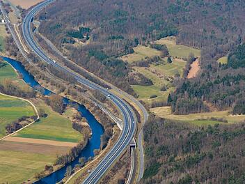 Die A 73 zwischen Breitengüßbach und Zapfendorf wird durch den Bahnausbau auf eine Fahrbahn verengt. Die Staatsstraße muss gesperrt werden. Wie kommen Pendler aus dem nördlichen Landkreis möglichst staufrei nach Bamberg und weiter in den Süden? Auf die Frage hatte die Bahn bisher keine Antwort.  Foto: Ronald Rinklef