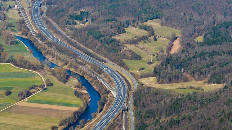 Die A 73 zwischen Breitengüßbach und Zapfendorf wird durch den Bahnausbau auf eine Fahrbahn verengt. Die Staatsstraße muss gesperrt werden. Wie kommen Pendler aus dem nördlichen Landkreis möglichst staufrei nach Bamberg und weiter in den Süden? Auf die Frage hatte die Bahn bisher keine Antwort.  Foto: Ronald Rinklef