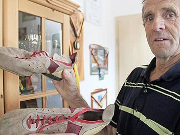 Stolz präsentiert Kurt Herbicht ein älteres Modell aus seiner Laufschuh-Sammlung.  Foto: Markus Häggberg