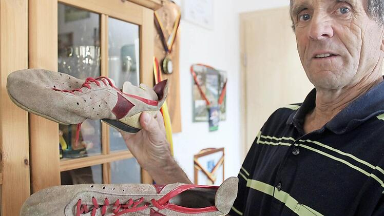 Stolz präsentiert Kurt Herbicht ein älteres Modell aus seiner Laufschuh-Sammlung.  Foto: Markus Häggberg