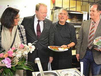 Besondere Gäste dürfen auch einen Blick in die Küche werfen (von links): Antje Tillmann, Hans Michelbach, Küchenchef Thomas Rose und Andreas Oetter. Foto: Rainer Lutz