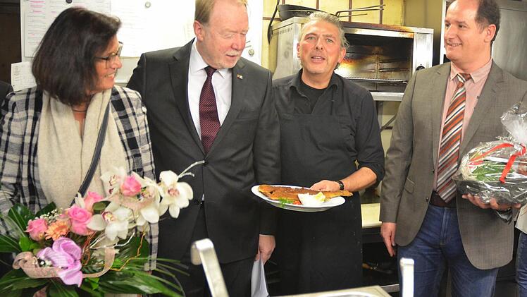 Besondere Gäste dürfen auch einen Blick in die Küche werfen (von links): Antje Tillmann, Hans Michelbach, Küchenchef Thomas Rose und Andreas Oetter. Foto: Rainer Lutz
