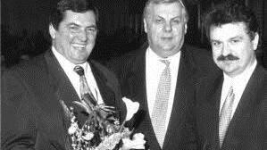 Glückwünsche für den neuen Landrat: Söllner mit Vorgänger Herbert Hofmann (Mitte) und dem Gegenkandidaten Erhard Hildner. Foto: Archiv