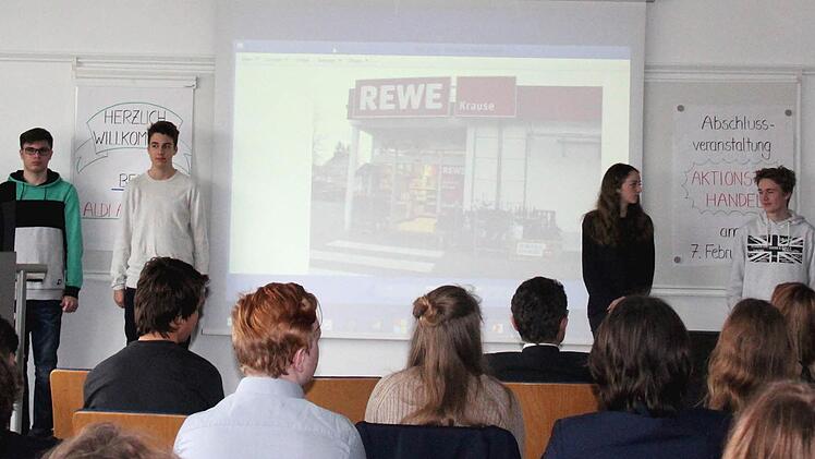 Die Schüler präsentieren ihre Erfahrungen. Foto: Johanna Blum
