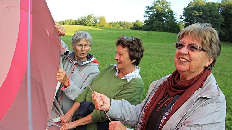 Bei den Startvorbereitungen helfen mit (von links): Gertrud Müller, Inge Günther und Roswitha Krug. Foto: Helmut Will