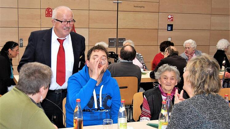 Organisator Alois Gundelach (stehend) im Gespräch mit Gästen. Sigismund von Dobschütz