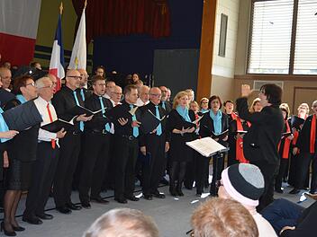 Beim Festakt der Gemeinde anlässlich des 20-jährigen Bestehens der Partnerschaft Nüdlingen - Saint Marcel sang der Folklorechor Nüdlingen - Bad Kissingen zusammen mit den Gästen aus Frankreich. Arthur Stollberger