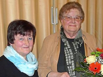 Gabi Spörl (links) zeichnete Sigrid Distler für 40 Jahre Treue zum Chorgesang aus. Foto: Paul Pöhlmann