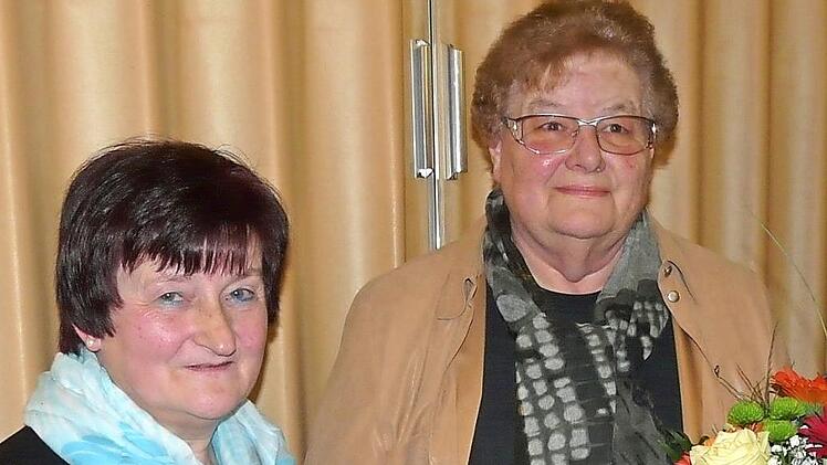Gabi Spörl (links) zeichnete Sigrid Distler für 40 Jahre Treue zum Chorgesang aus. Foto: Paul Pöhlmann