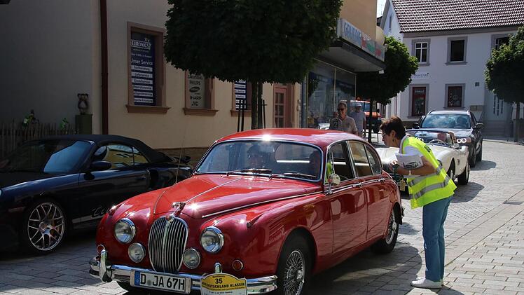 Ein Jaguar-Fahrer wird von einer ADAC-Ordnungskraft eingewiesenMatthias Einwag
