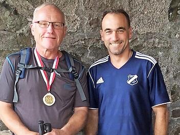 Werner Schmitt (links) wurde von Holger Schmitt f&uuml;r seine mehrfache Teilnahme ausgezeichnet. Foto: Sandra Schmitt