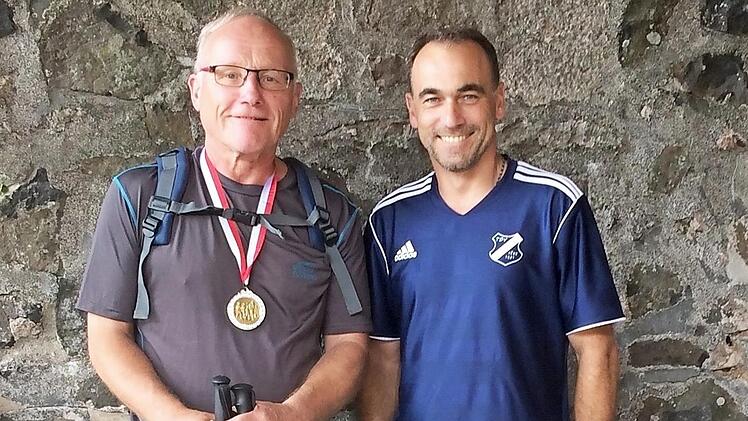 Werner Schmitt (links) wurde von Holger Schmitt f&uuml;r seine mehrfache Teilnahme ausgezeichnet. Foto: Sandra Schmitt