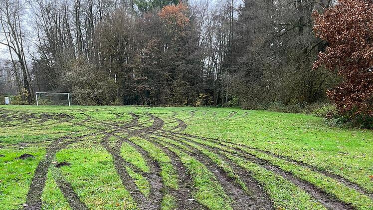 Zeil am Main: Unbekannte Vandalierer driften über Spielplatz - "Ist eine Schweinerei"