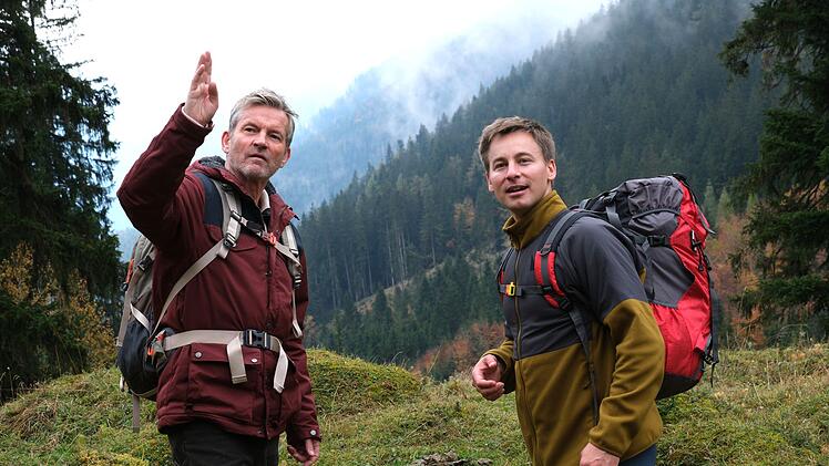 Auf einer gemeinsamen Bergtour wollen sich Harald Junghans (Philipp Moog, links) und sein Sohn Ferdi (Timmi Trinks) nach Jahren wieder näherkommen.