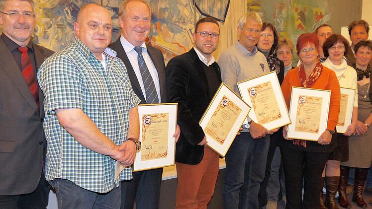 Die Vertreter der Erstplatzierten beim Kreiswettbewerb  mit Landrat Michael Busch (links).