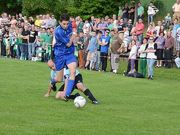 Schnelligkeits-Vorteile ausgespielt: SG-Kicker Sascha Ott im Duell mit Poppenroths Michael Metz. Foto: Jürgen Schmitt