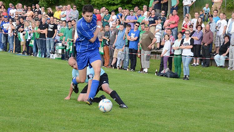 Schnelligkeits-Vorteile ausgespielt: SG-Kicker Sascha Ott im Duell mit Poppenroths Michael Metz. Foto: Jürgen Schmitt