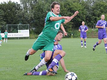 Stefan Glöckler wird im Strafraum vom Neustädter Tobias Kugler gefoult. Den fälligen Elfmeter verwandelt Manuel Krieter zur 1:0-Führung für die Garitzer. Foto: sdh