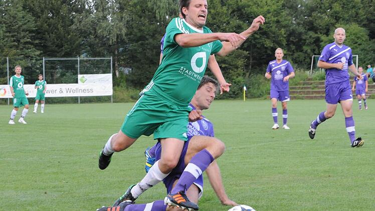 Stefan Glöckler wird im Strafraum vom Neustädter Tobias Kugler gefoult. Den fälligen Elfmeter verwandelt Manuel Krieter zur 1:0-Führung für die Garitzer. Foto: sdh