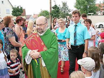 Beim Einzug in die Kirche standen die Kindergartenkinder Spalier.  Fotos: Evi Seeger