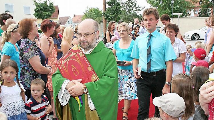 Beim Einzug in die Kirche standen die Kindergartenkinder Spalier.  Fotos: Evi Seeger