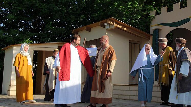 In Gemünda laufen die Proben für die dritten Passionsspiele auf Hochtouren. Bei dem anspruchsvollen Stück "Ich bin der Weg" von Martin Bernard stehen die Jünger im Mittelpunkt. Bis zur Premiere am 12. Juni sollen nicht nur die Kostüme, sondern auch jede Zeile und Geste sitzen. Foto: Bettina Knauth