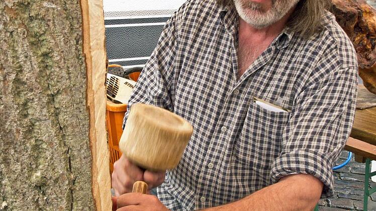 Holzbildhauer Wolfgang Schott bei der künstlerischen Arbeit mit Klüpfel und Bildhauereisen.Foto: Jochen Berger