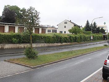 Auf diesem Grundstück eines ehemaligen Maschinenbaubetriebs an der B 470 soll eine Tankstelle geplant werden.  Foto: Andreas Dorsch