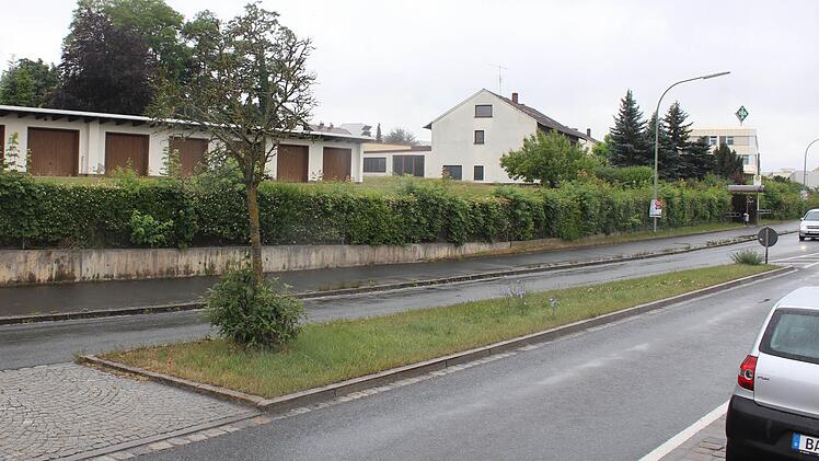 Auf diesem Grundstück eines ehemaligen Maschinenbaubetriebs an der B 470 soll eine Tankstelle geplant werden.  Foto: Andreas Dorsch