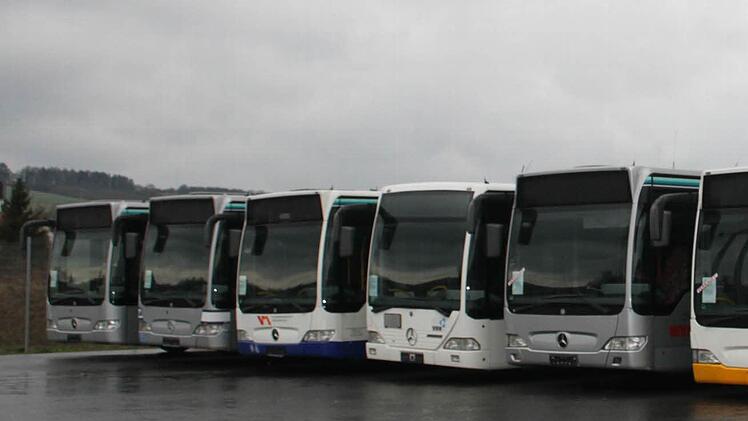 Auf den Plätzen der Firma Röttgen sind die Busse derzeit dicht an dicht gedrängt...