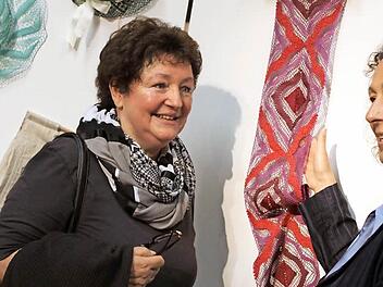 Ein (Klöppel-) Bild sagt mehr als tausend Worte, meinte die Leiterin der Klöppelschule Beate Agten (rechts) - mit im Bild ihre Vorgängerin Sigrid Daum.  Foto: Michael Wunder
