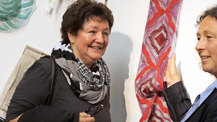 Ein (Klöppel-) Bild sagt mehr als tausend Worte, meinte die Leiterin der Klöppelschule Beate Agten (rechts) - mit im Bild ihre Vorgängerin Sigrid Daum.  Foto: Michael Wunder