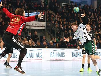 Womöglich eine der entscheidenden Szenen: Erlangens Torwart Nikolas Katsigiannis hielt gegen Leipzig mehrere Siebenmeter und nahm den Gästen den Wind aus den Segeln.  Foto: Sportfoto Zink