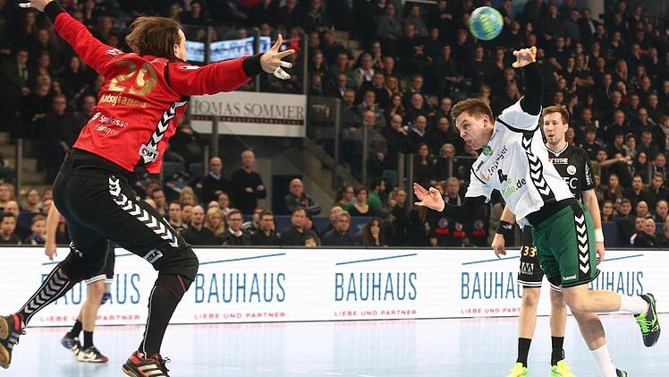 Womöglich eine der entscheidenden Szenen: Erlangens Torwart Nikolas Katsigiannis hielt gegen Leipzig mehrere Siebenmeter und nahm den Gästen den Wind aus den Segeln.  Foto: Sportfoto Zink