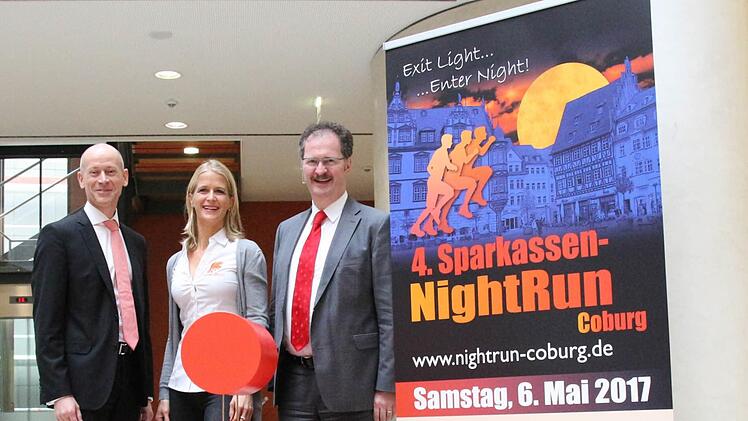 Trommelten am Donnerstag für den 4. Sparkassen-Nightrun: Jürgen Müller, Vorsitzender von "Hilfe für Nachbarn", Jutta Kurt (Running Bros) und Sparkassen-Vorstand Martin Faber. Foto: Simone Bastian