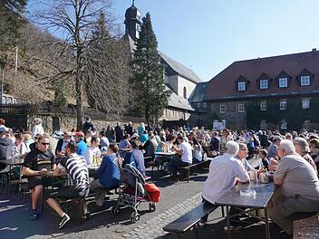 Glauben und Genießen - das gehört am Kreuzberg zusammen. Schwierig ist, dass die Grenzen zwischen Bier und Glauben immer mehr verwischen. Das findet zumindest Pater Stanislaus Wentowski, der im Oktober den Kreuzberg verließ. Foto: Marion Eckert