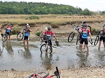 Die "Mumu"-Mountainbiker beim Überqueren eines Baches in den Karpaten  Foto: privat